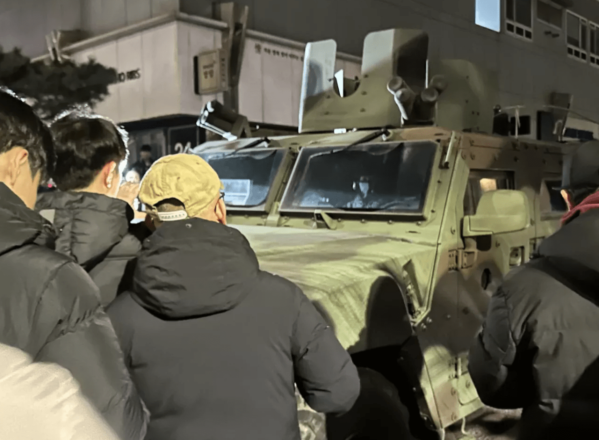 Lo que Estados Unidos puede aprender de las y los surcoreanos que detuvieron una toma de poder&nbsp;autoritaria