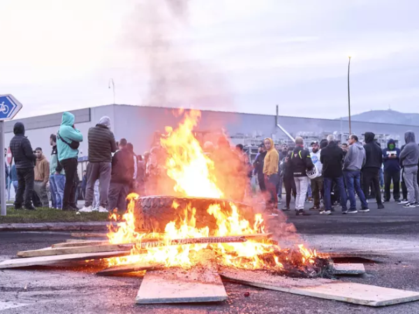 Piquetes, hogueras y barricadas en la huelga masiva de la industria del metal en Cantabria que aumenta la tensión entre sindicatos y la&nbsp;patronal