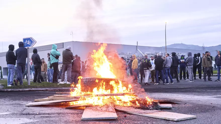 Piquetes, hogueras y barricadas en la huelga masiva de la industria del metal en Cantabria que aumenta la tensión entre sindicatos y la&nbsp;patronal